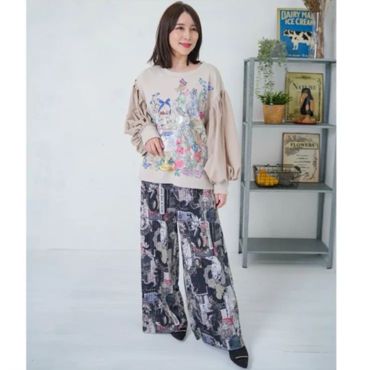 iS ScoLar 花柄ラベルプリーツパンツ