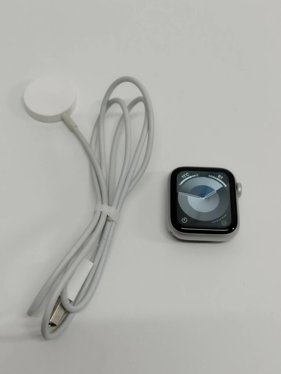 Apple Watch SE 第1世代 GPS 40 mm A 2351 シルバー MYDM 2 J 4