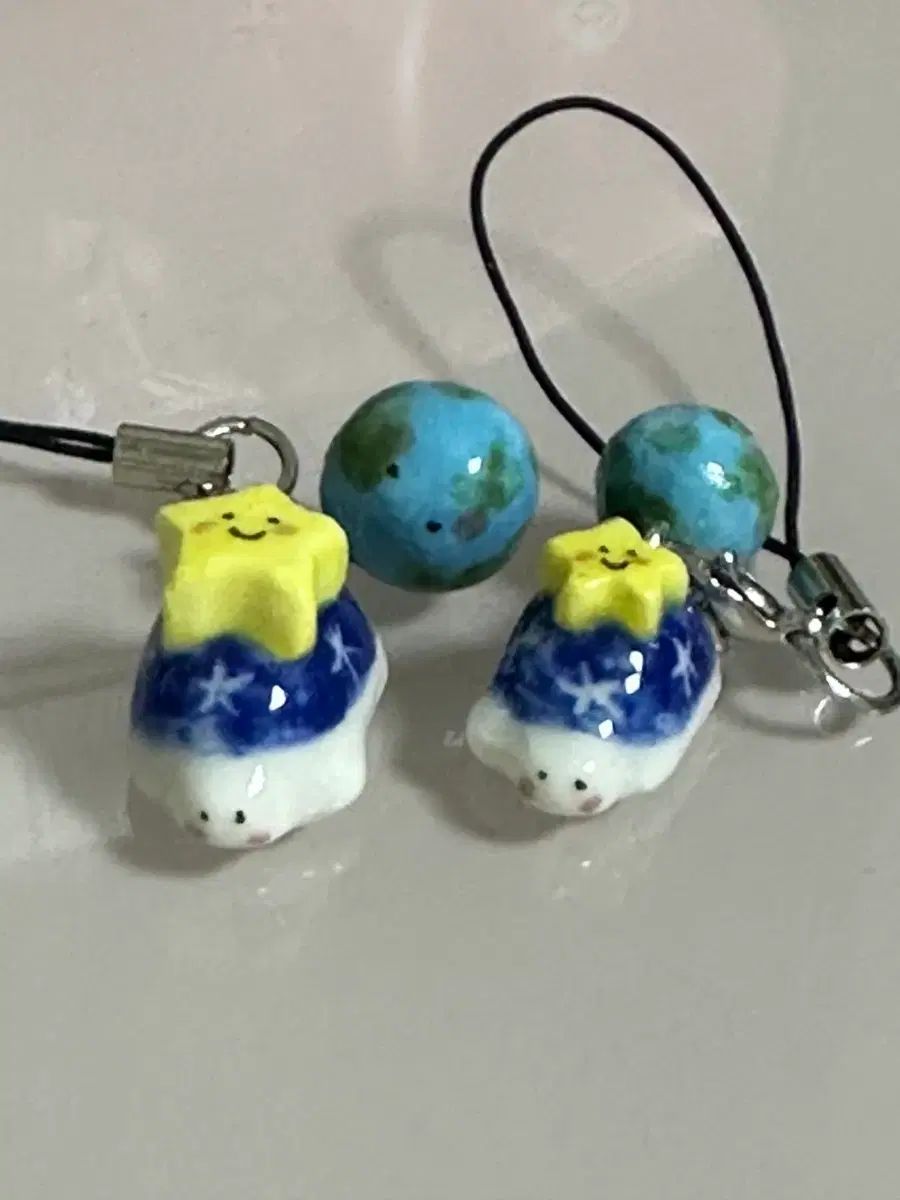 カメキーホルダー 星を抱いたカメ with 地球