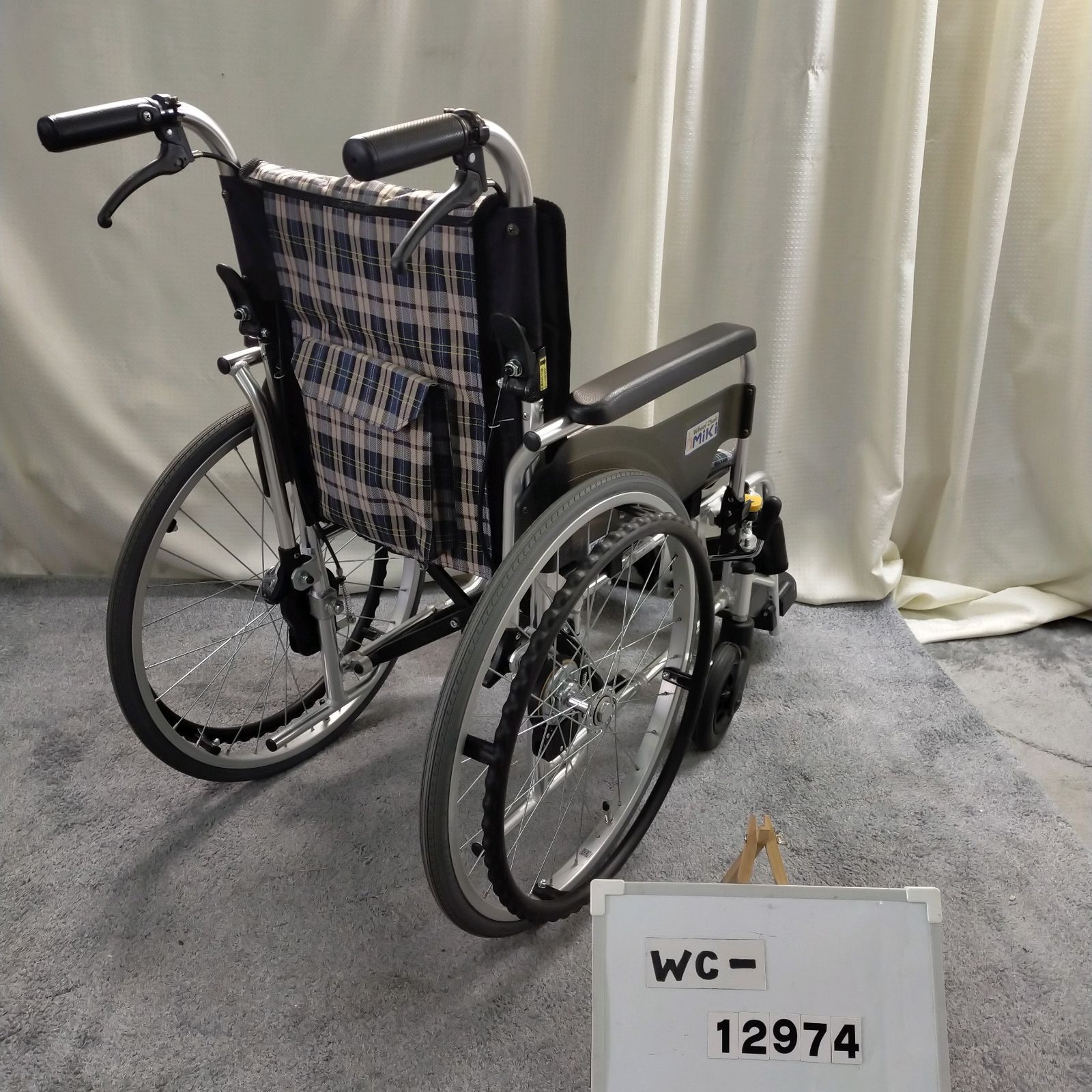 WC-11668 MiKi ミキ SKT-4 LO コンパクト 低座面 自走式 車椅子 車イス 車いす 洗浄 消毒済 介護用品