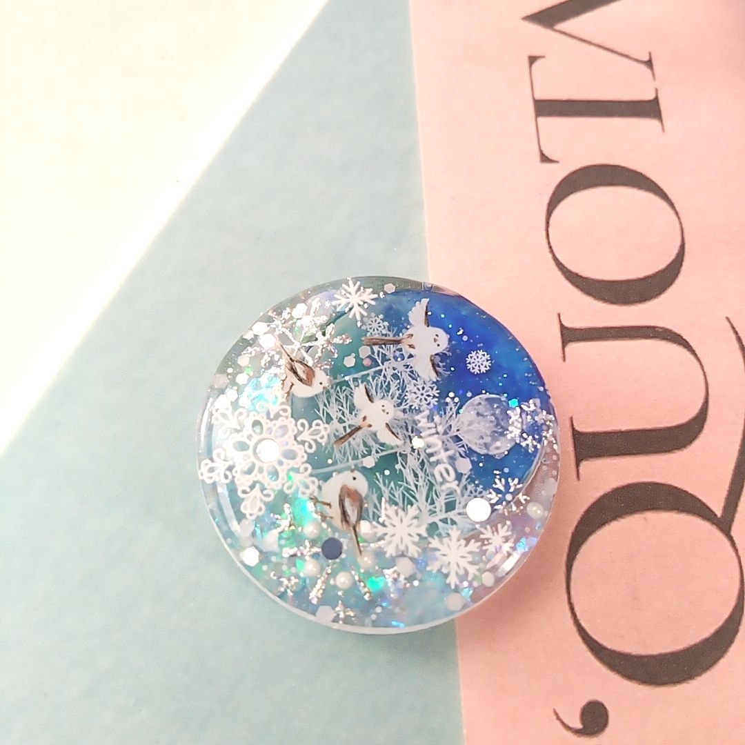 No.4234 雪の妖精が住む森 シマエナガレジンヘアゴム - メルカリ