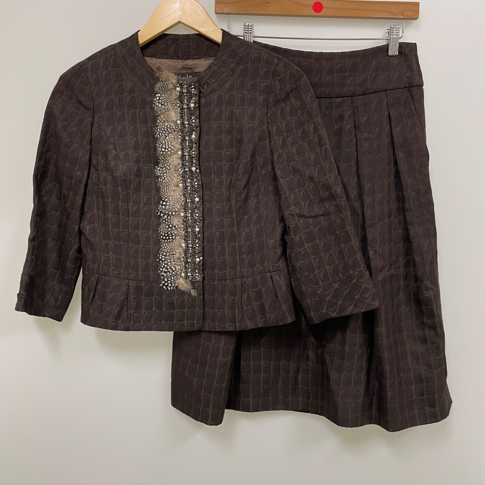 OG 33 FLAIR BY joc フ バイ ジョー ジャケット タックスカート 七分袖 膝丈 ブラウン フェザー ビジュー おしゃれセットアップ レディース