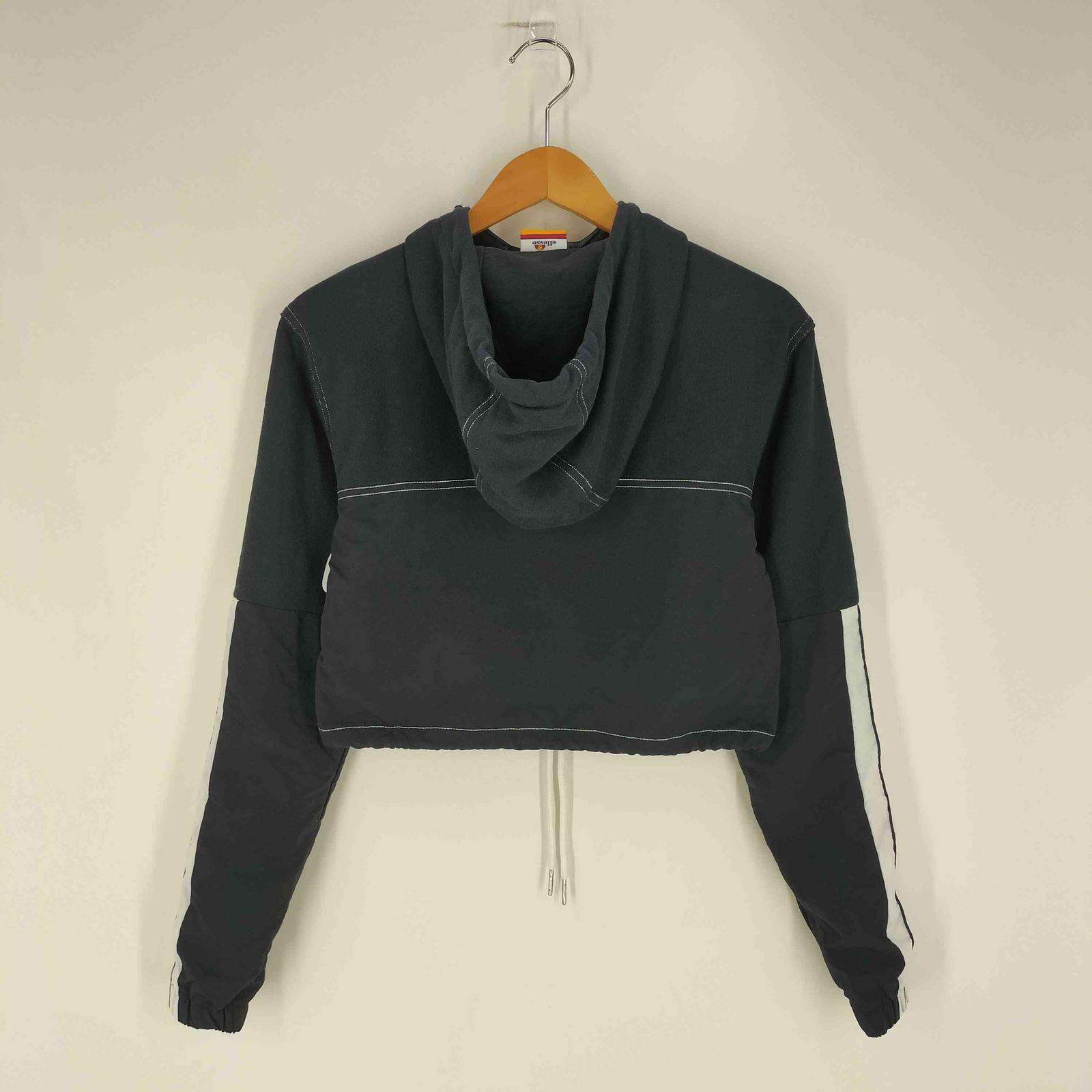 エレッセ ellesse アームライン ステッチデザイン クロップド