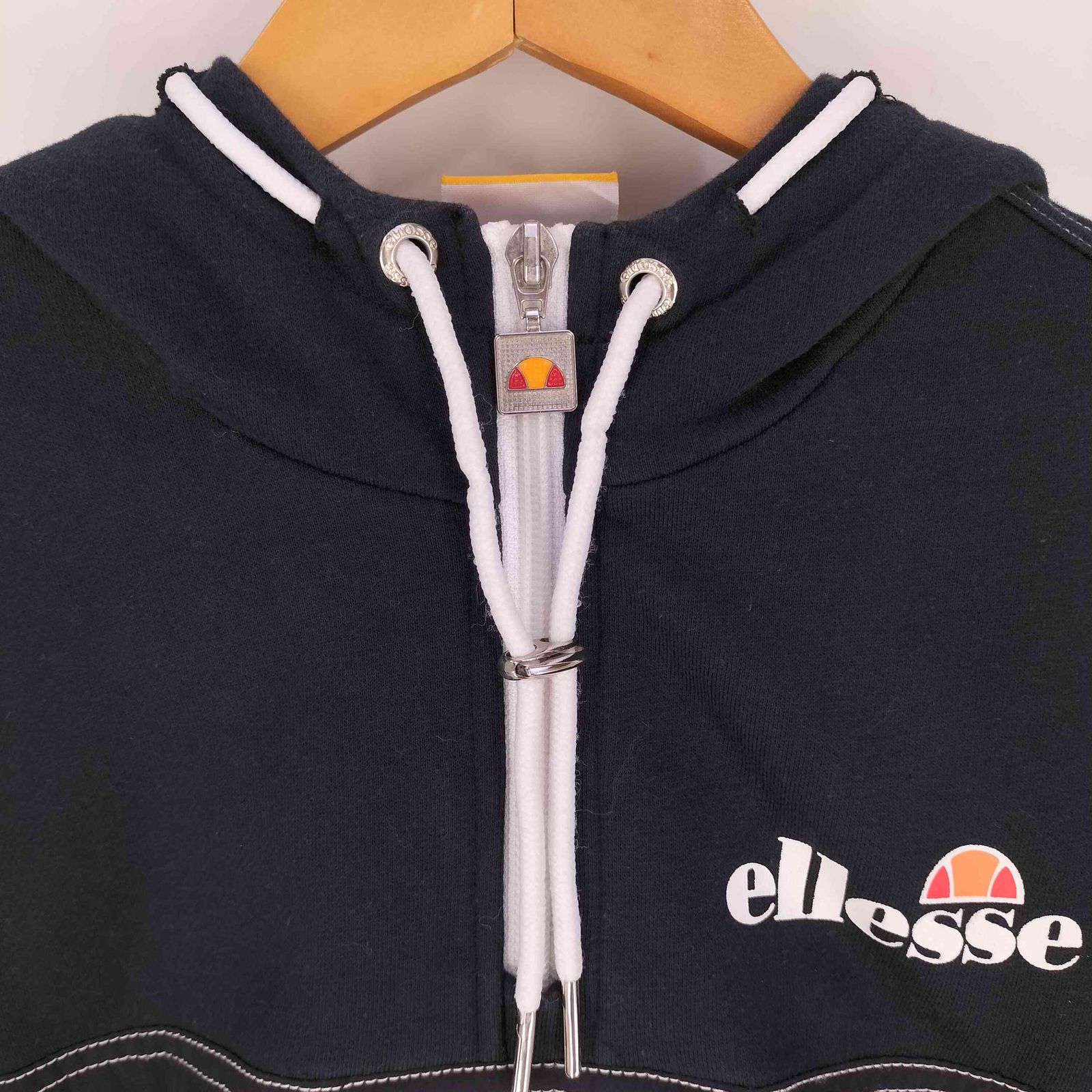 エレッセ ellesse アームライン ステッチデザイン クロップド