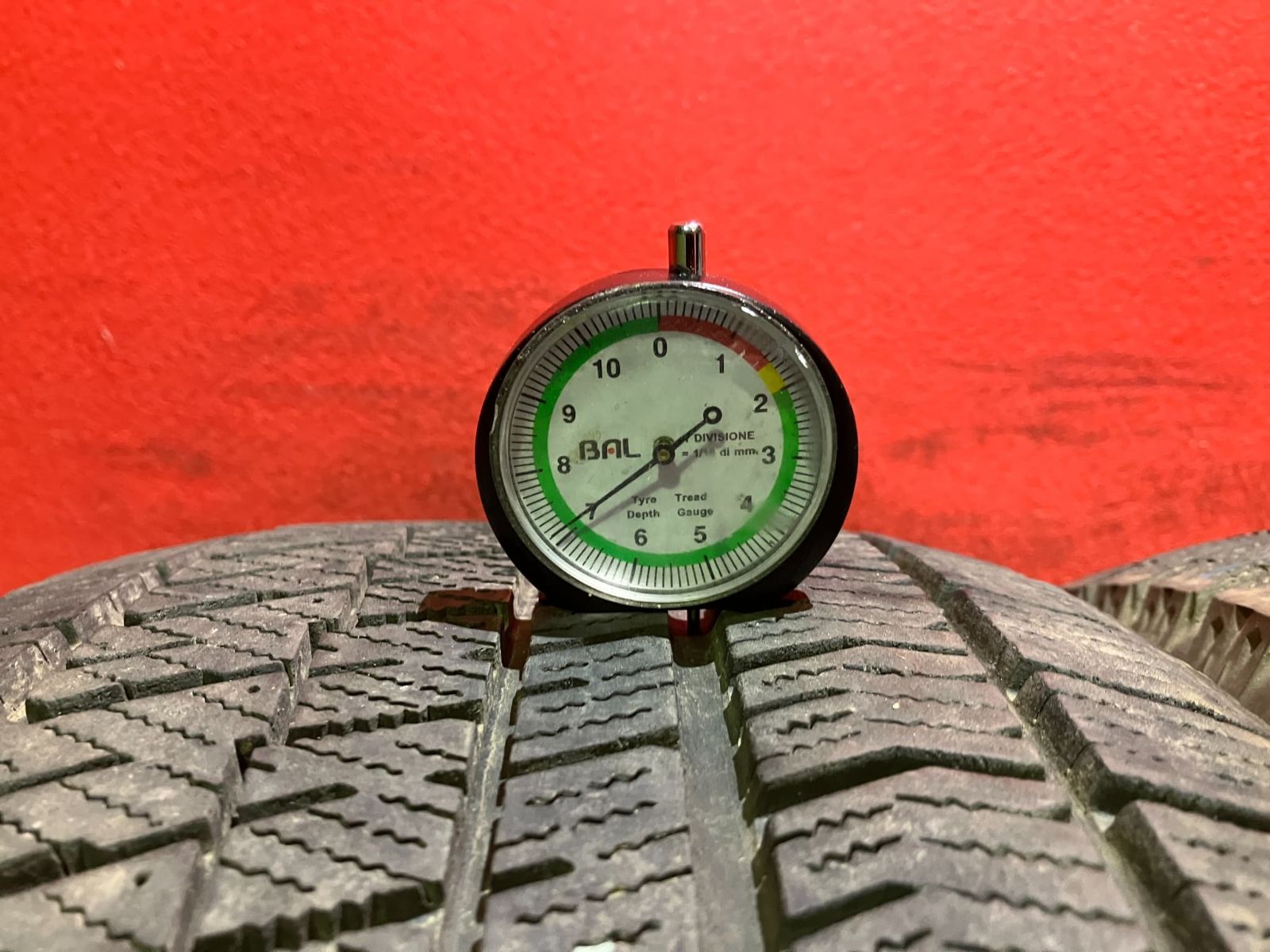 スタッドレスタイヤ 235