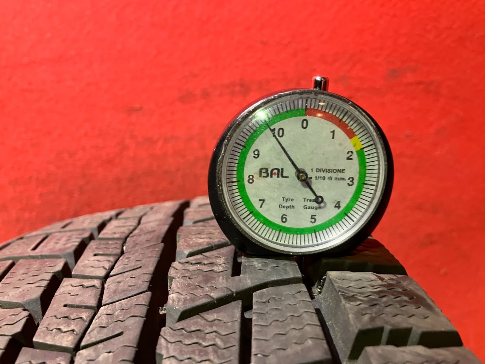 スタッドレスタイヤ 215 65 R 16 DUNLOP SJ 8 4本SET