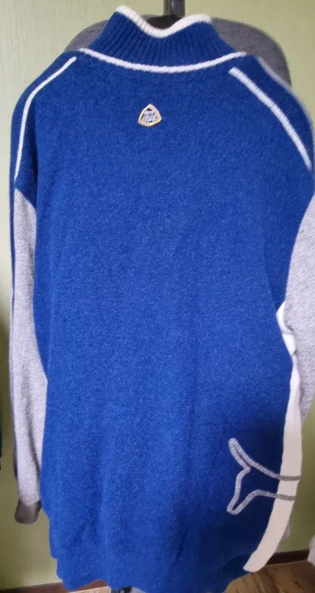 ルイカステル メンズ Vネック 防風ニット ブルー 105