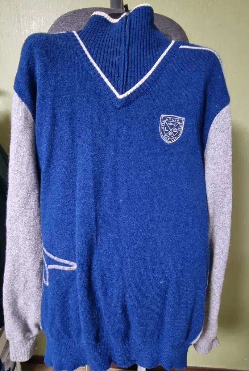 ルイカステル メンズ Vネック 防風ニット ブルー 105