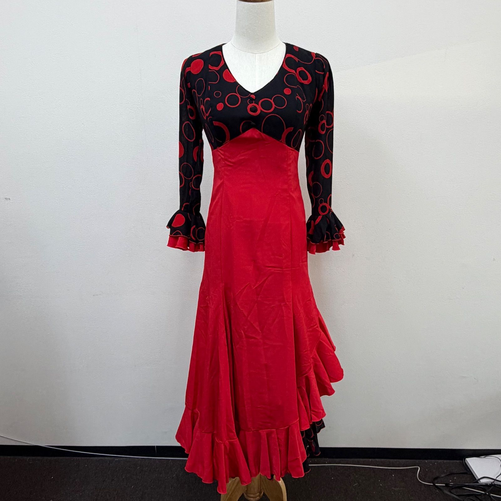フラメンコ衣装 ドレス フリル 黒 ブラック 赤 レッド 柄物
