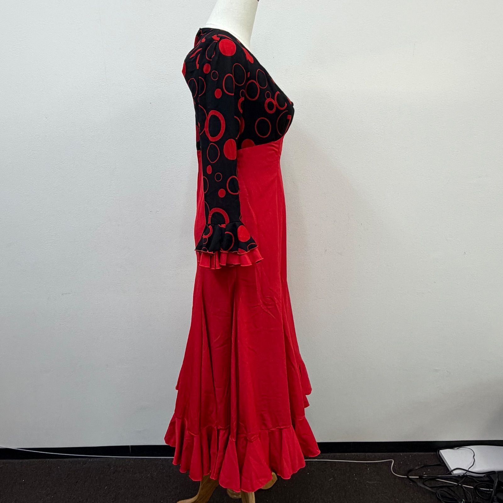 フラメンコ衣装 ドレス フリル 黒 ブラック 赤 レッド 柄物