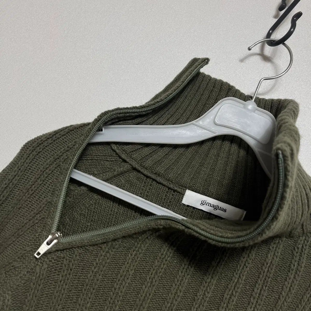 麻GUゴージタートルネックニット