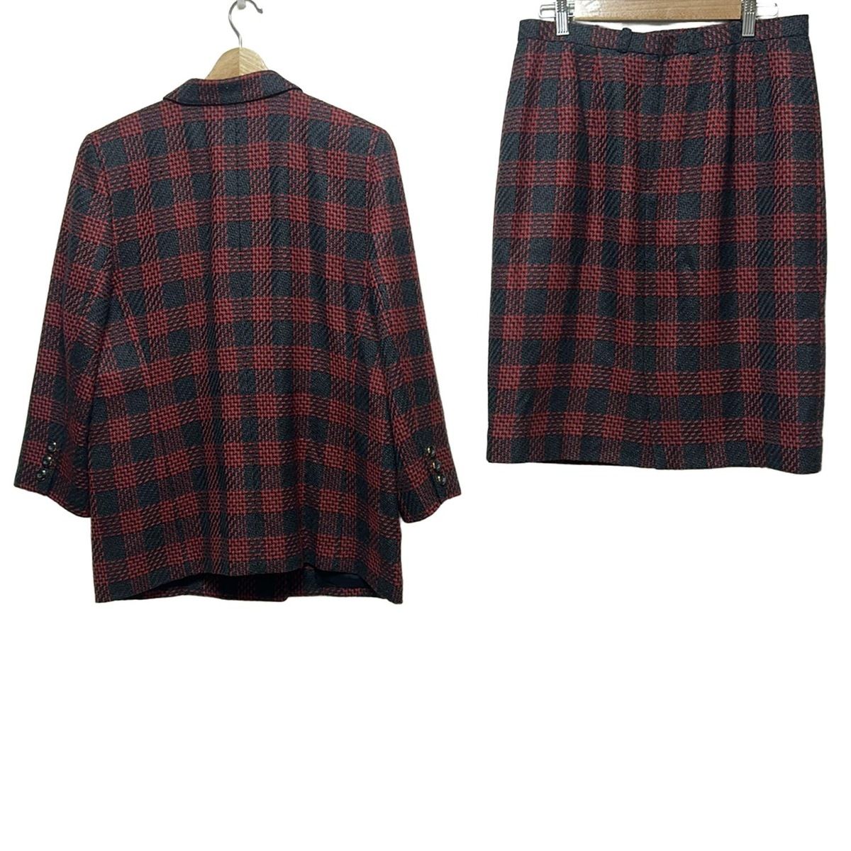 Leilian レリアン スカートスーツ レディース - ダークグレー×レッド ニット チェック柄 ダブル