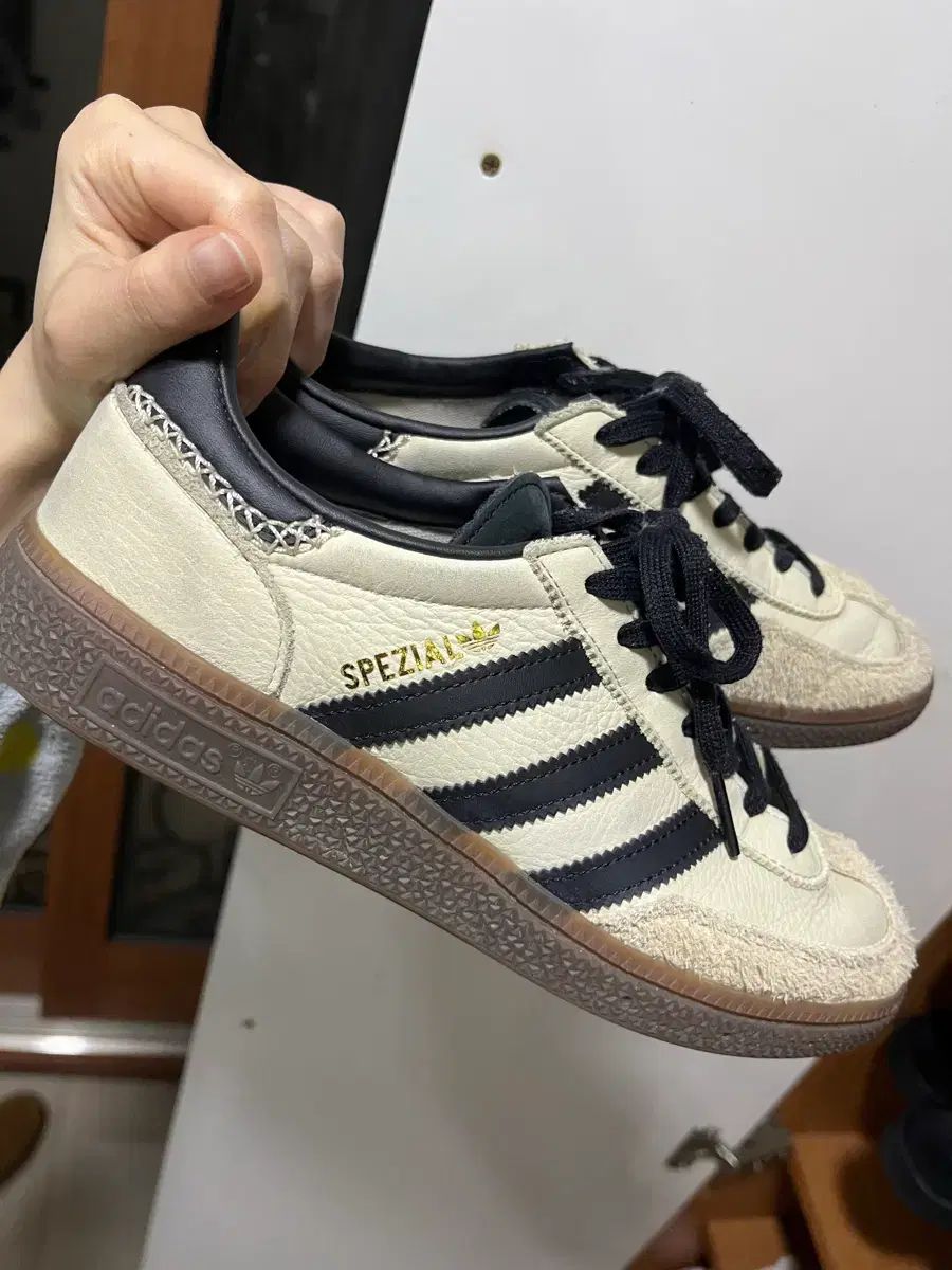 W アディダス スペツィアル ハンドボール ONE Wonder 白 コア ブラック