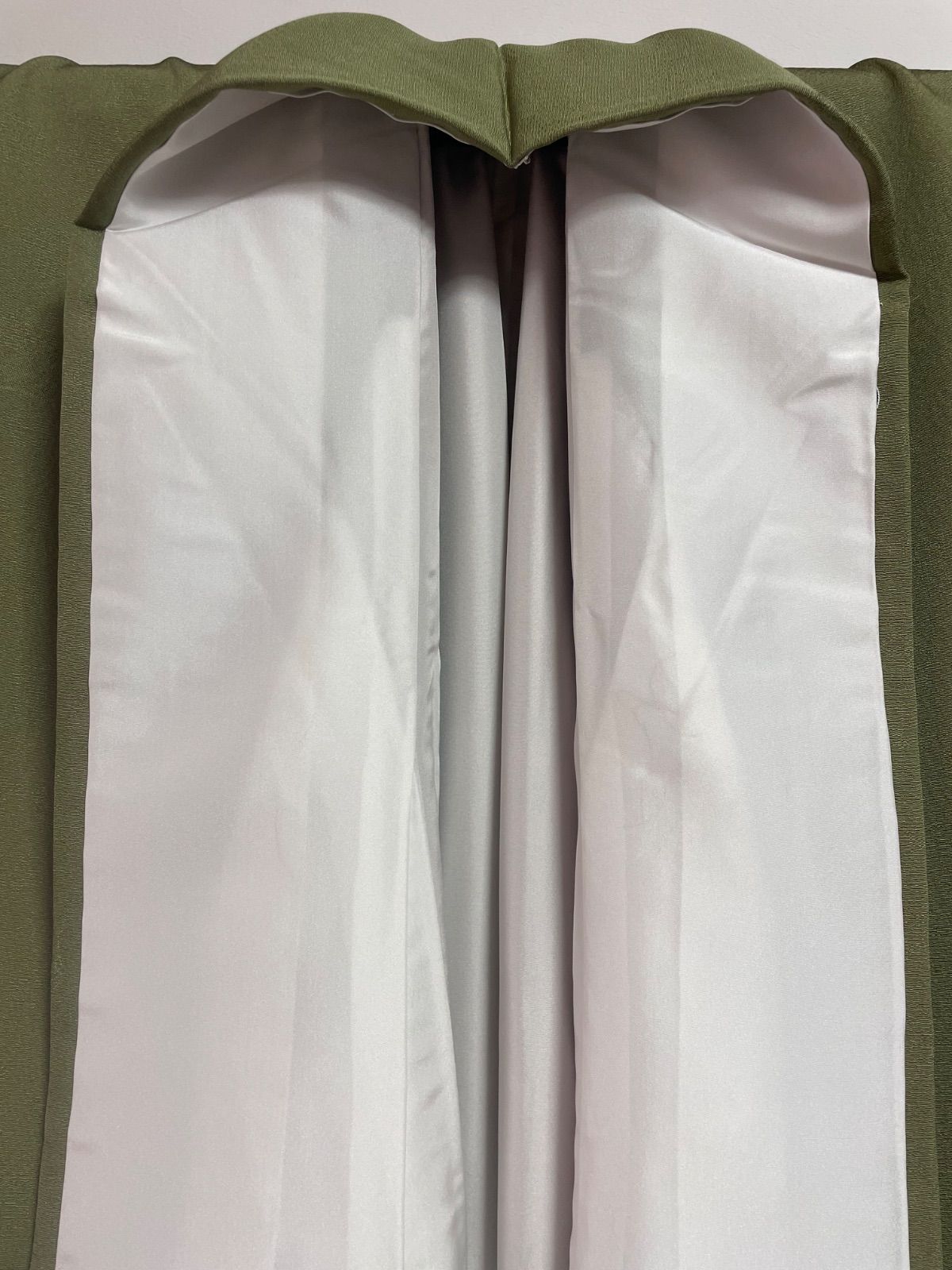 暗めの黄みの緑