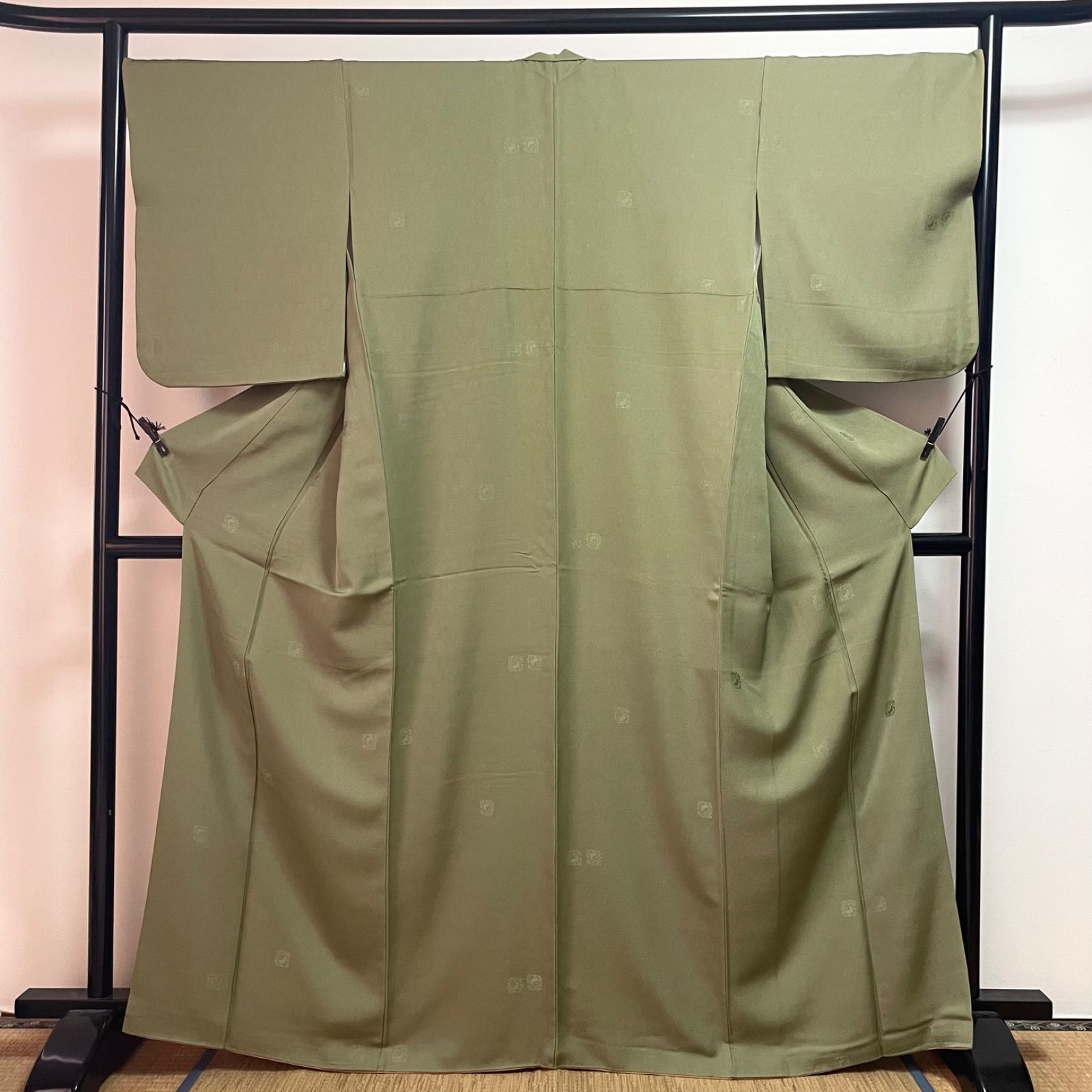 一度着用 色無地 袷 正絹 暗めの黄みの緑 地紋 花うさぎ 踊り 舞踊 ガード加工 ワンオーナー