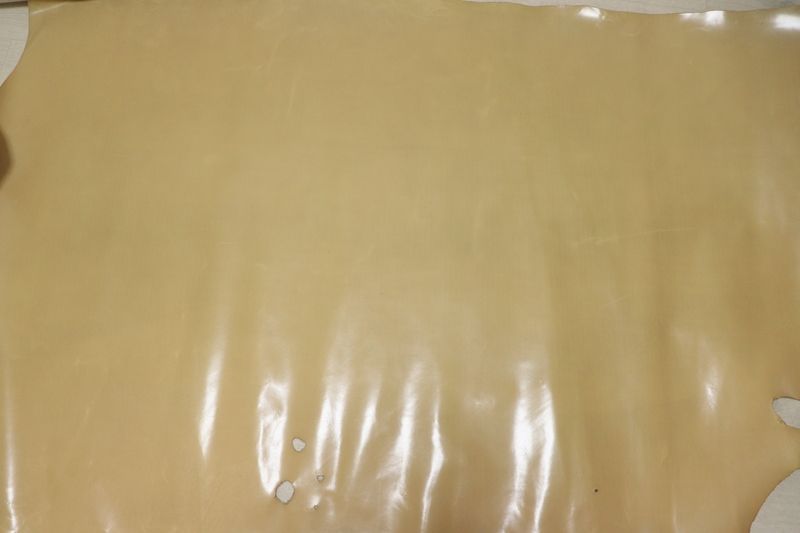 ベージュ 230 ds クロム革 牛革 国産 レザー ガラス加工 はぎれ 一枚革 レザークラフト 革 皮 本革 diy 生地 材料