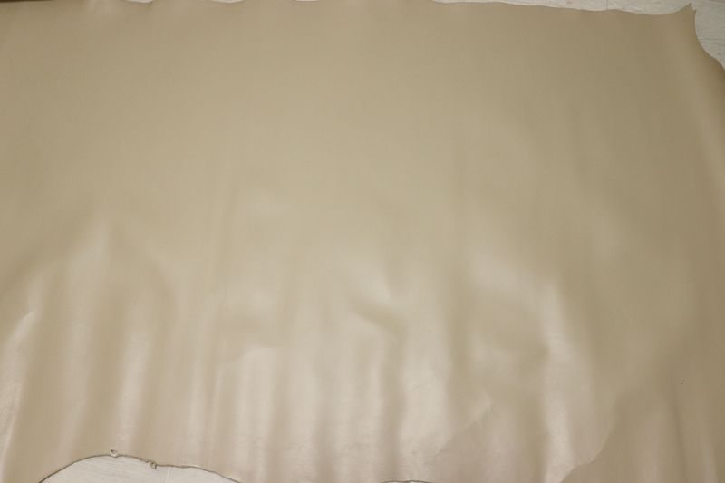 ベージュ 245 ds クロム革 牛革 国産 レザー 顔料仕上げ はぎれ 一枚革 レザークラフト 革 皮 本革 diy 生地 材料