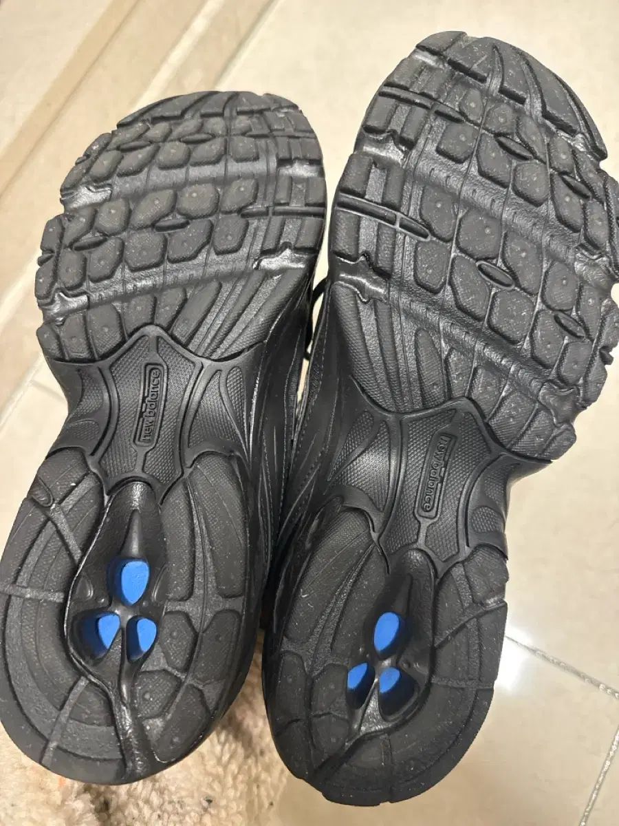 ニュー ンス 740 オールブラック スニーカー