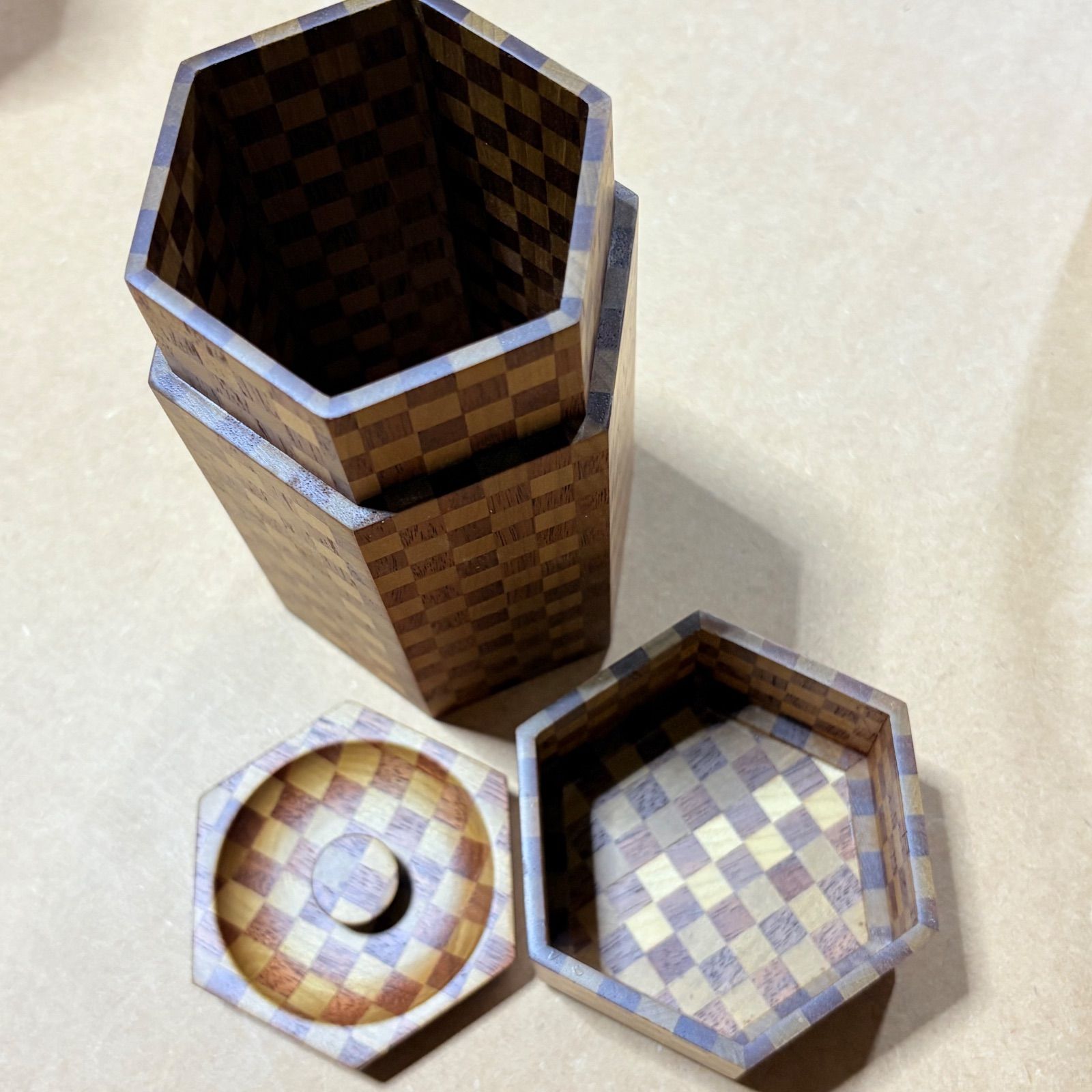 寄木細工 茶筒木製 小物入れ 六角形 蓋付き 伝統工芸 市松模様 木工細工 収納ボックス インテリア 和モダン 雑貨 置物