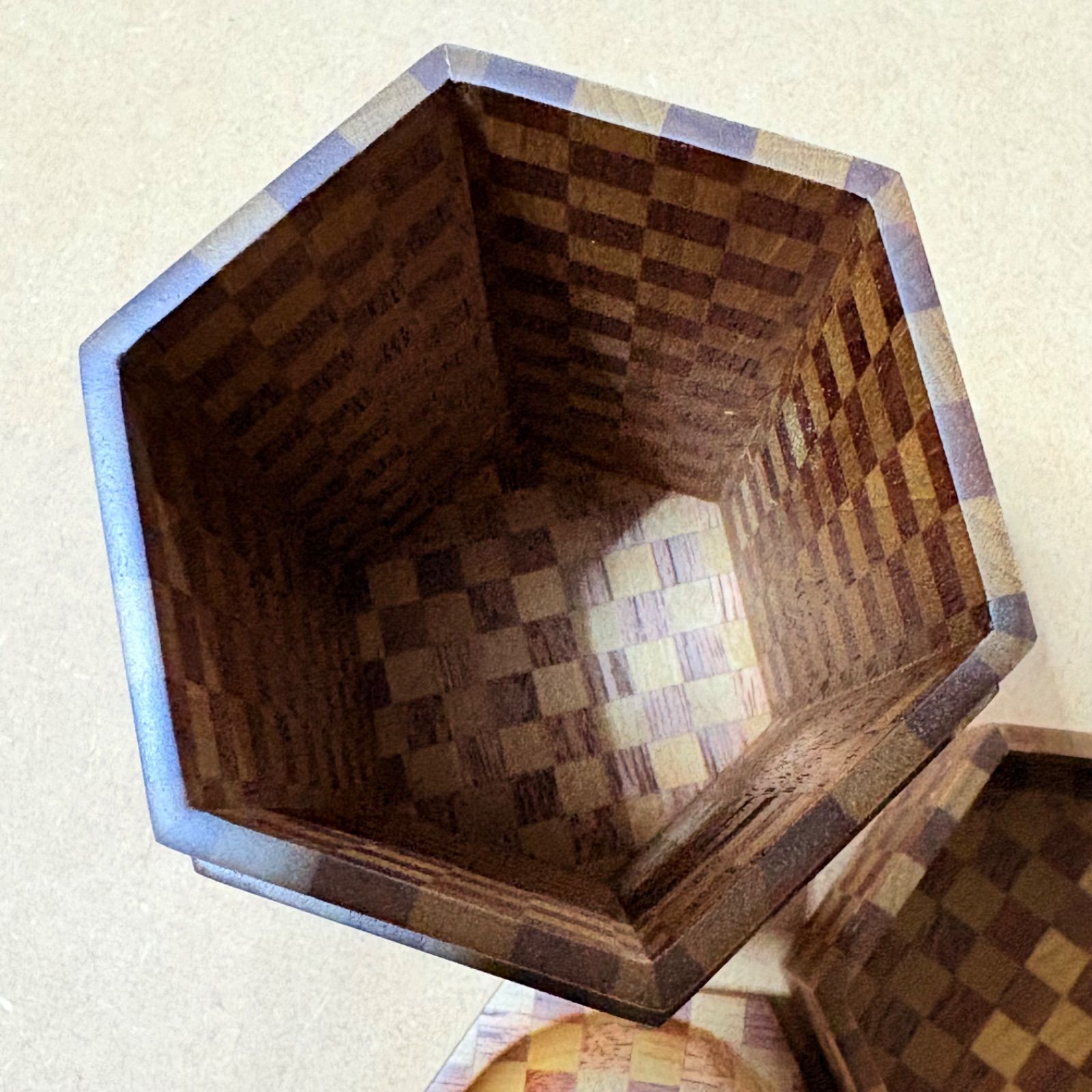  寄木細工 茶筒木製 小物入れ 六角形 蓋付き 伝統工芸 市松模様 木工細工 収納ボックス インテリア 和モダン 雑貨 置物 茶筒 日本茶用品 茶器