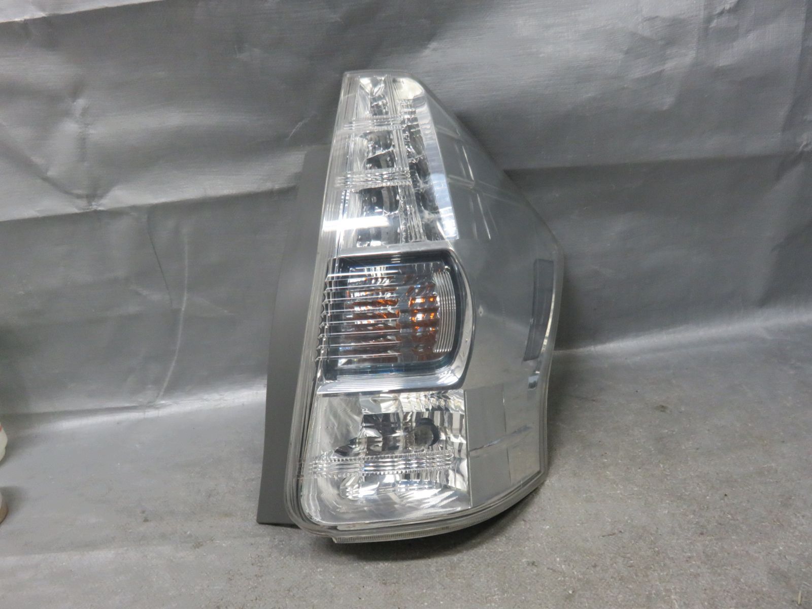 K*i様 純正プリウスα ZVW40W ZVW41Wテールライト左STANLEY ☆STD8170/点灯ok トヨタ ZVW40W ZVW41W プリウスα 純正 LEDテール