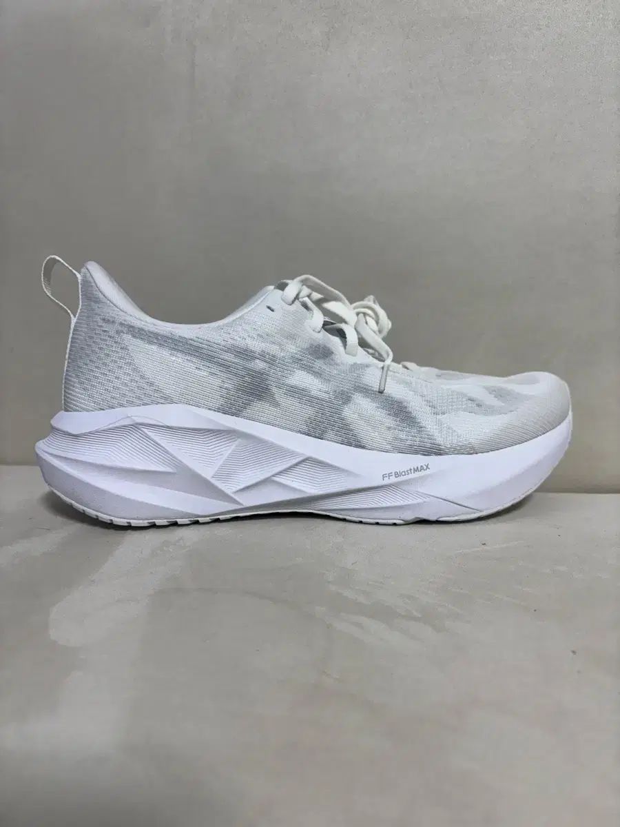 アシックス ノヴァブラスト5 白 265mm 新品 - メルカリ