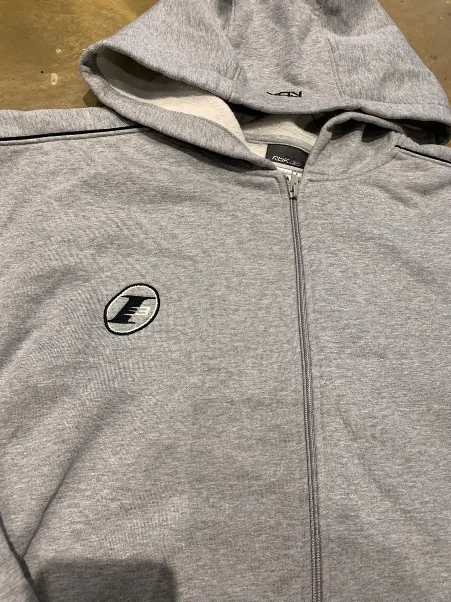 リーボック アイバーソン フーディー ジップアップ