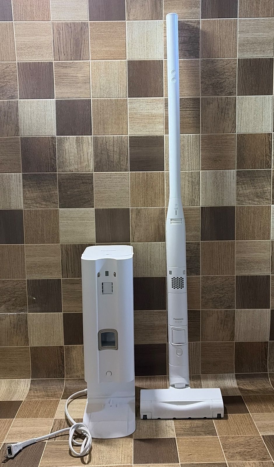美品 Panasonic スティッククリーナー MC-NS100K 2023年製 セパレート型コードレススティック掃除機 ホワイト MC-NS100K [紙