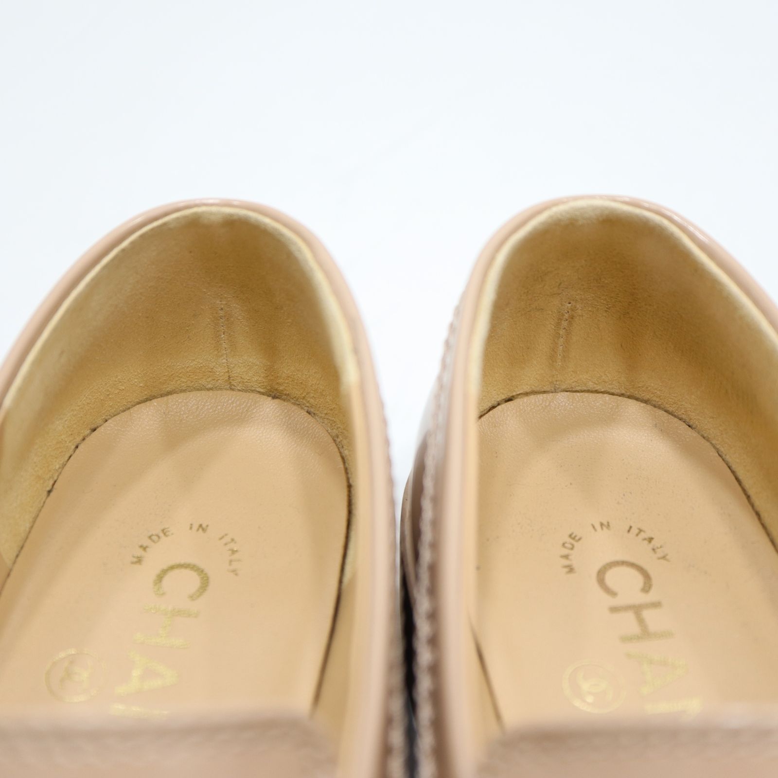 エナメルベージュ 靴