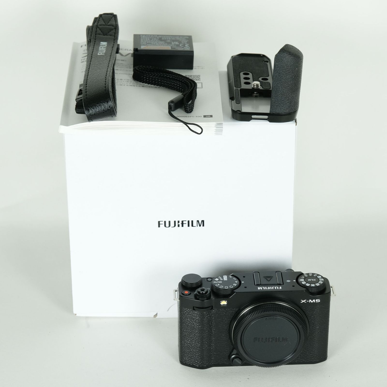 新品同様 | シャッター数95回｜外付けグリップ付] FUJIFILM X-M5