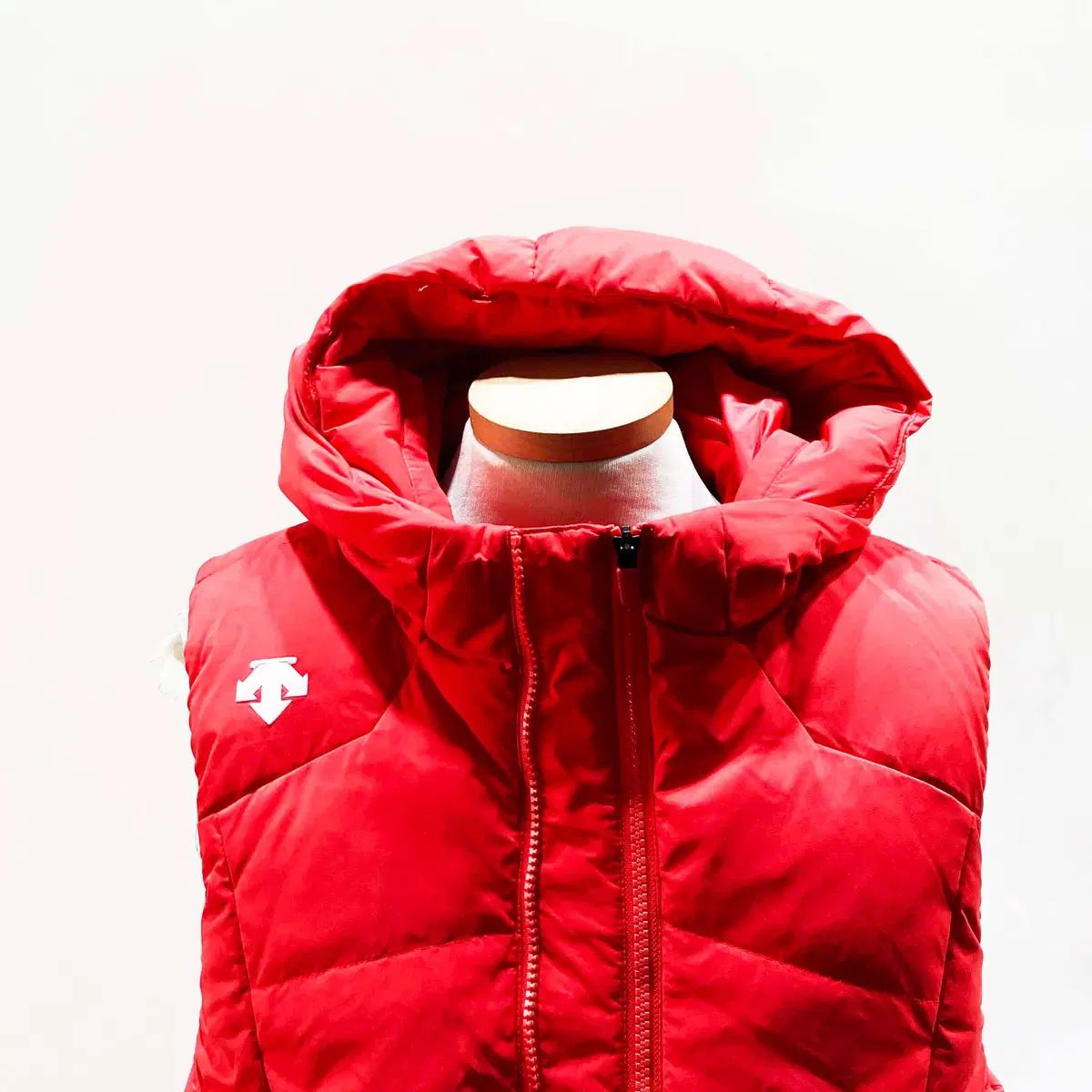 DESCENTE メンズ ダックダウンベスト レッド100 ジーンズ センス