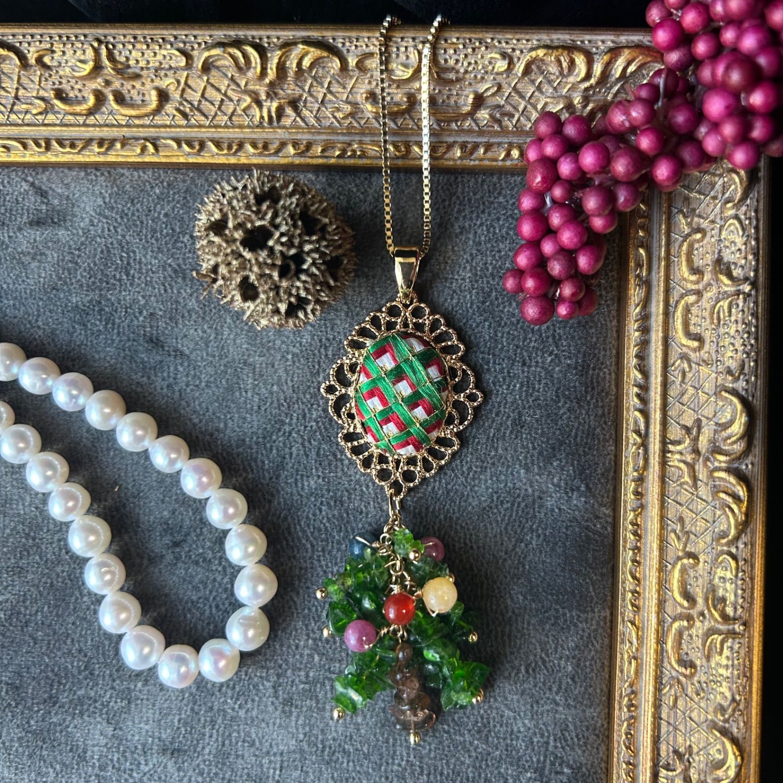 クロムダイオプサイト 日本刺繍のペンダント