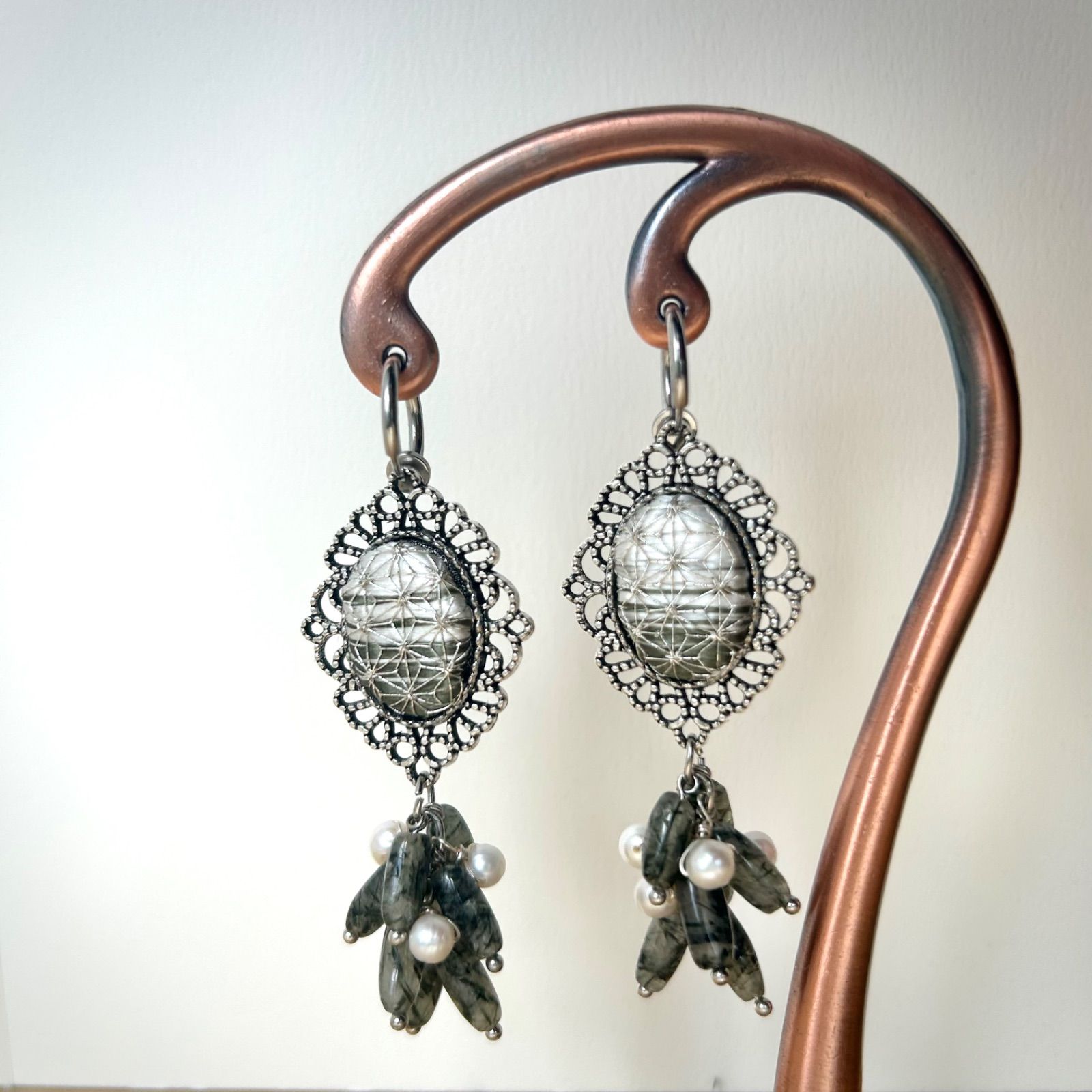 グリーンルチルクォーツの耳飾り