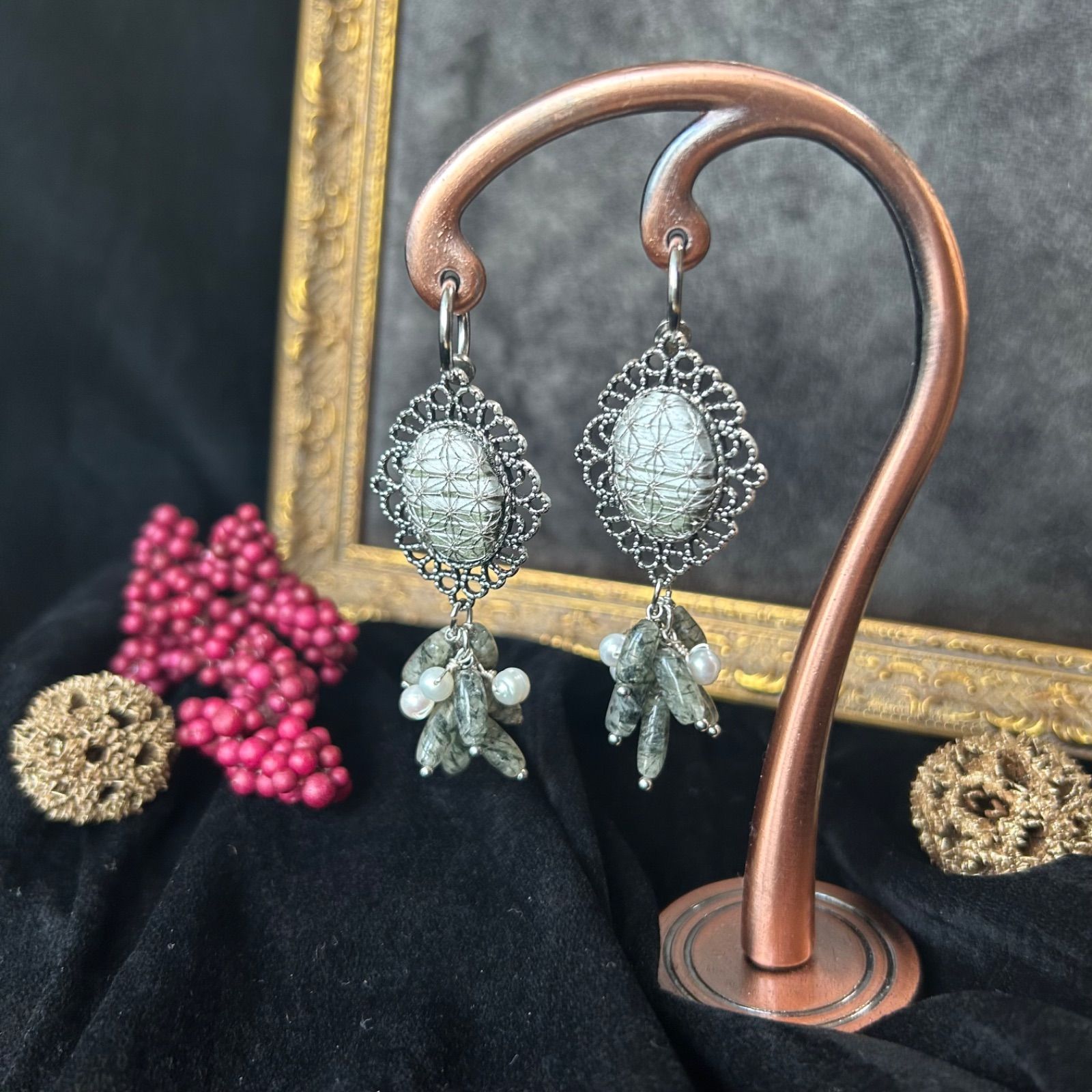 雪をまとうもみの木 グリーンルチルクォーツの耳飾り