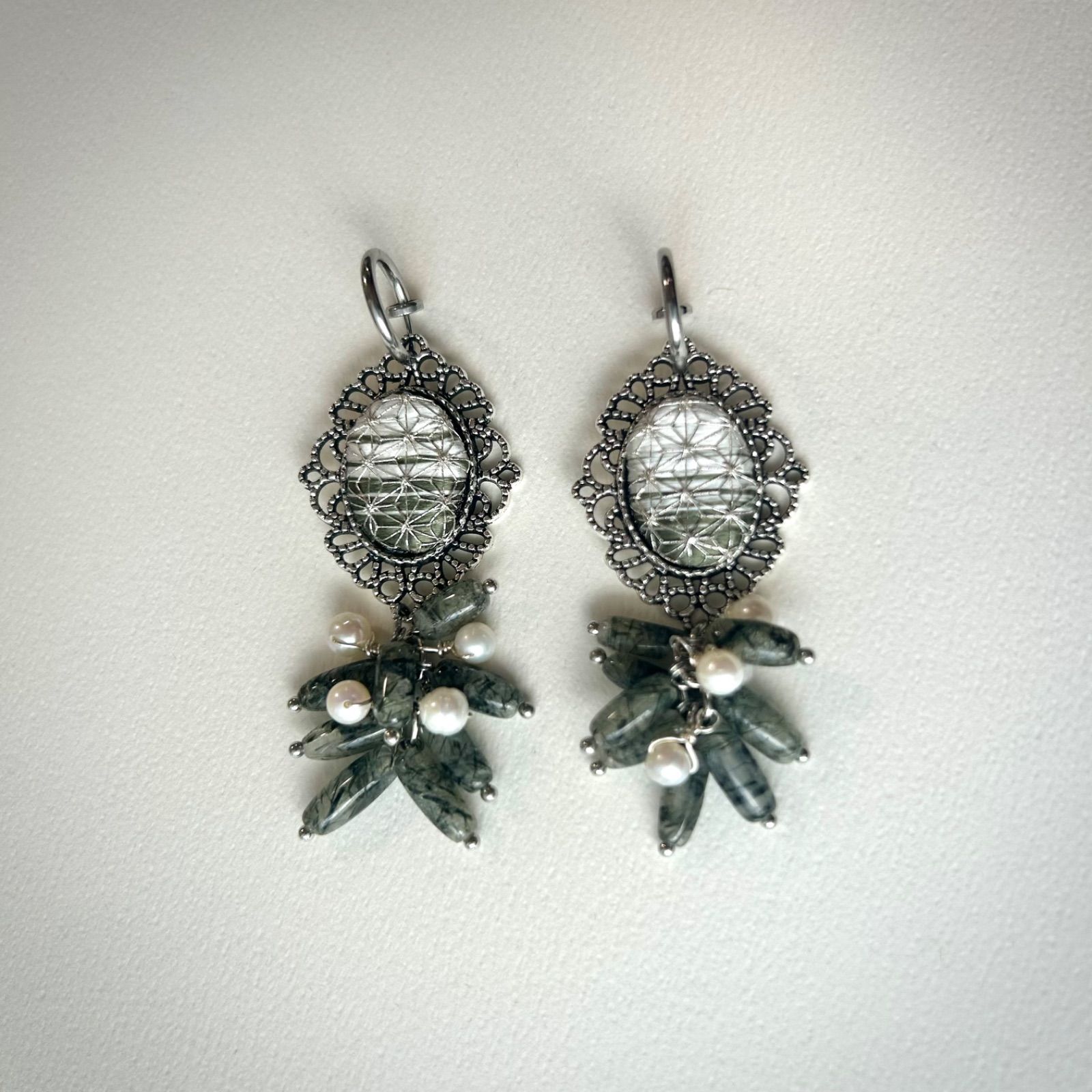 冬季 雪をまとうもみの木 グリーンルチルクォーツの耳飾り 繍珠 -煌-