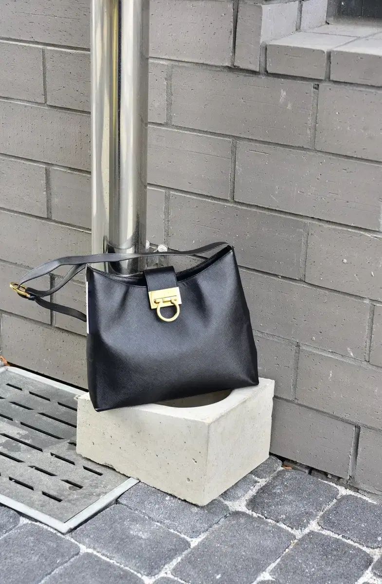 フェラガモ ガンチーニ トリ폴リオ ショルダーバッグ