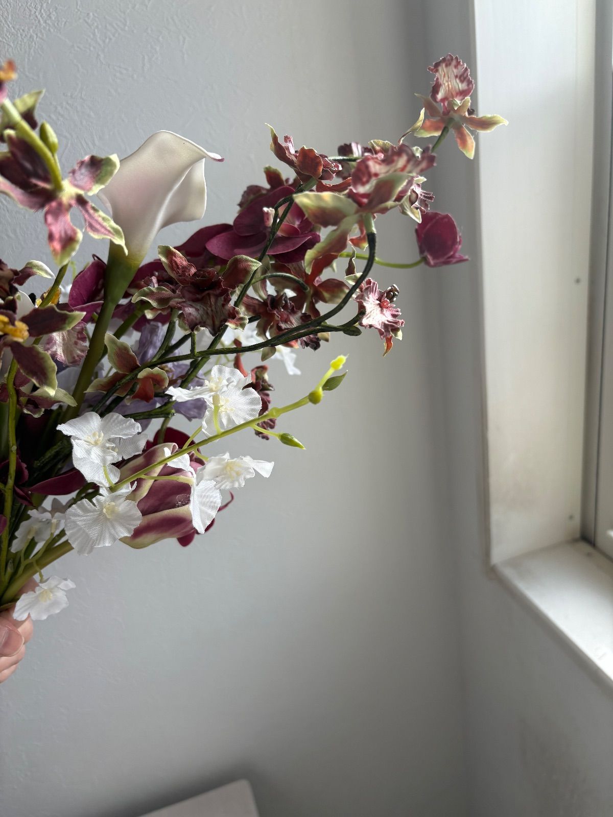 ボルドーとパープルカラーの縦長クラッチブーケ 割引 ウェディング