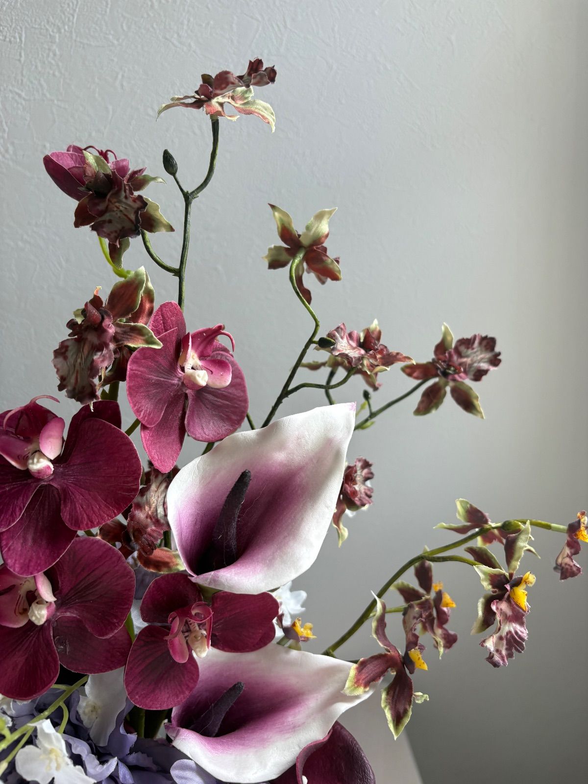 ボルドーとパープルカラーの縦長クラッチブーケ ウェディングブーケ