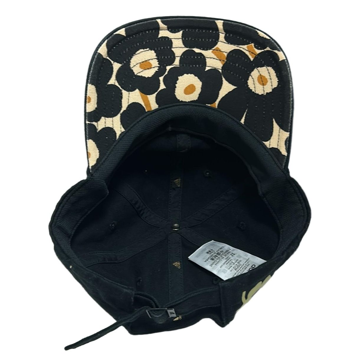 marimekko(マリメッコ) キャップ - 黒×ゴールド adidasコラボ/ウニッコ