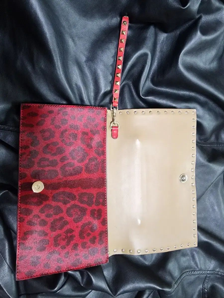 ヴァレンティノ ロックスタッズ カーフレザー クラッチバッグ