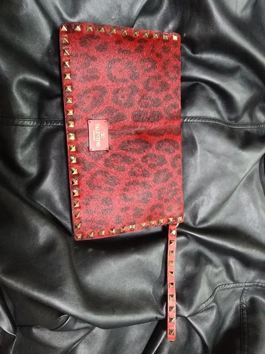 ヴァレンティノ ロックスタッズ カーフレザー クラッチバッグ