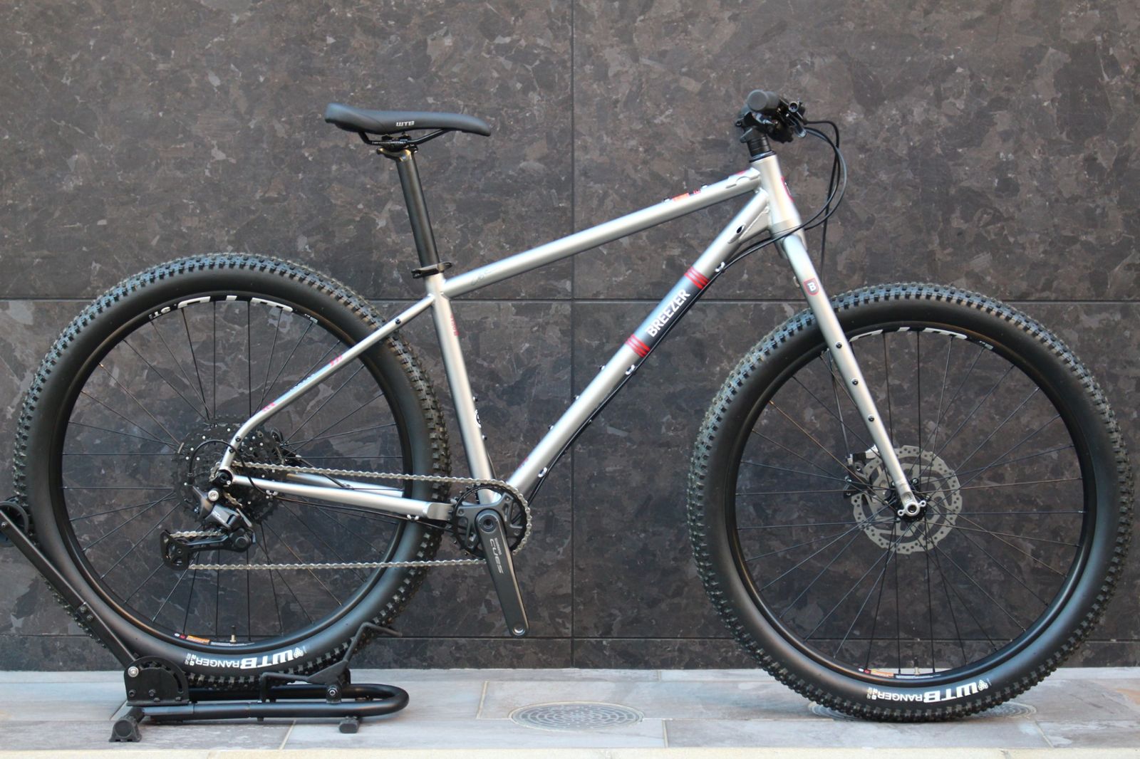 未走行品 ブリーザー BREEZER トレヴァー TRAVER 2025 モデル シマノ キューズ U 6000 10 S クロモリ ハードテイル マウンテンバイク MTB