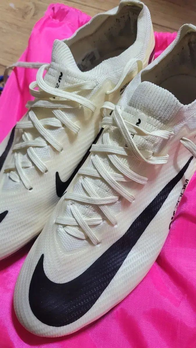 ナイキ サッカーシューズ 白 ブラック