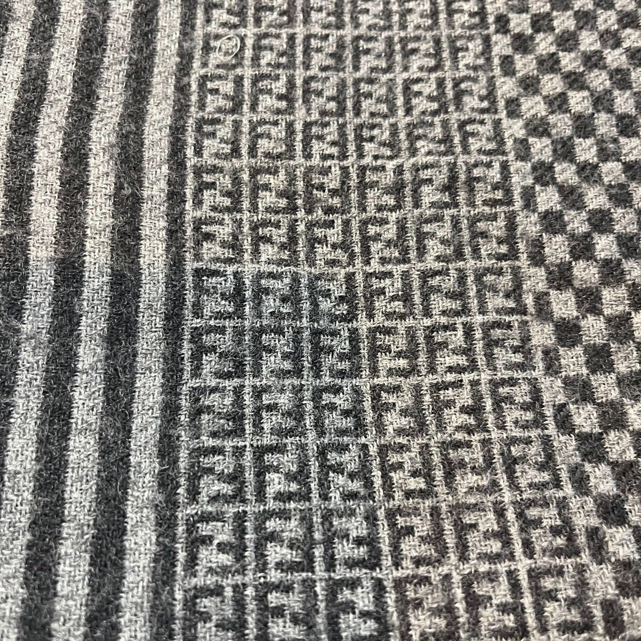 FENDI フェンディ ズッカ柄 ニットマフラー 大判ストール　イタリア製 フェンディ FENDI ズッカ柄 マフラー ストール グレー ブラック 総柄