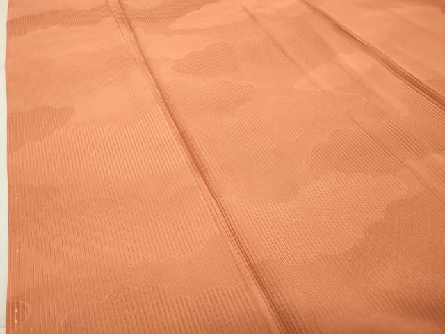 上質な色無地 雲重ね地紋