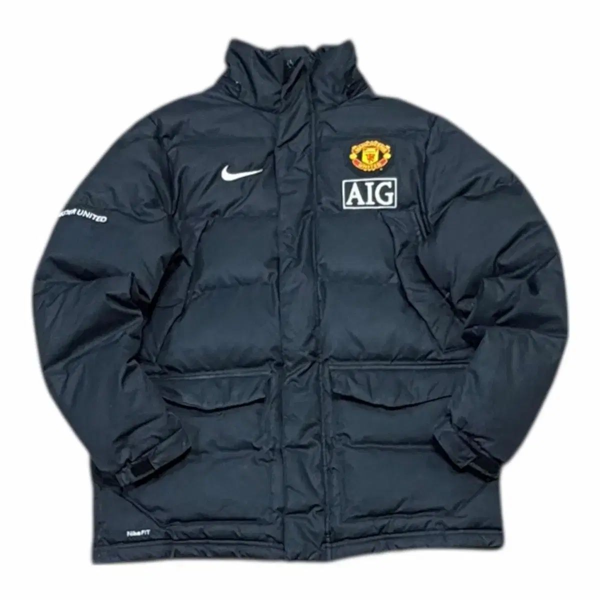 NIKE マンチェスターユナイテッド ダウンジャケット刺繍ロゴ　AIG 00s Nike マンチェスター・ユナイテッド ダウンジャケット - メルカリ
