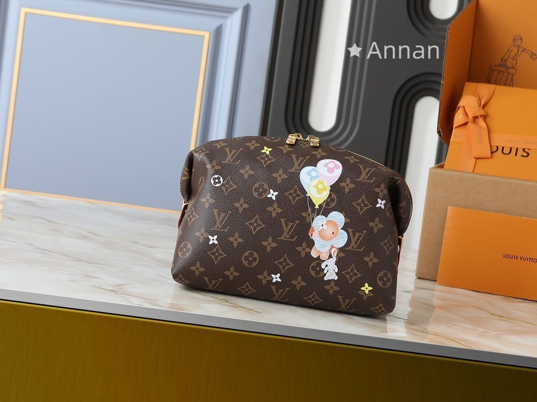 ヴィトン VUITTON モノグラム 化粧ポーチ 実物の画像 Louis vuittonルイヴィトン モノグラム 化粧ポーチ - メルカリ