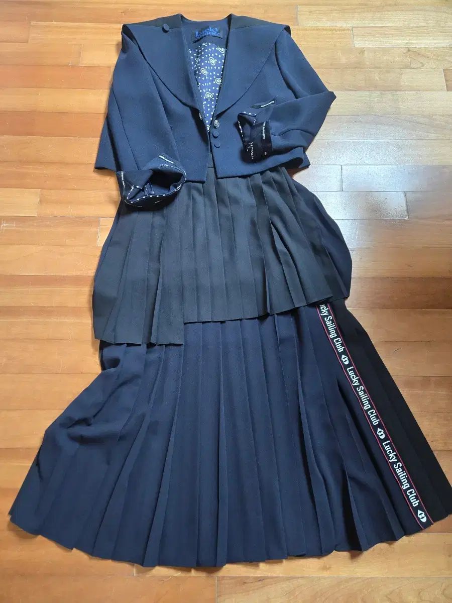 ラッキーシュエトゥ ジャケットスカート セットアップ