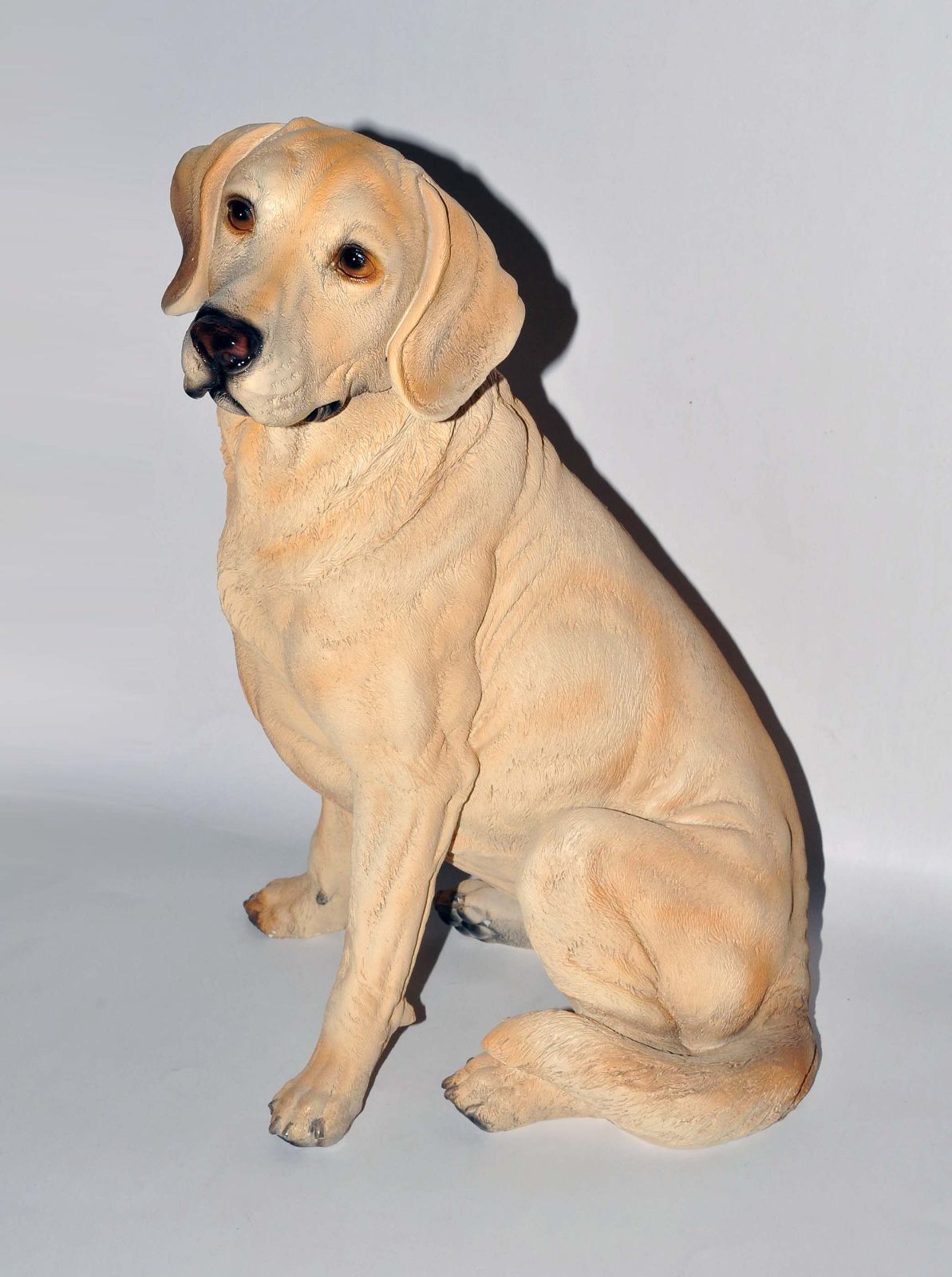 リアルなゴールデンレトリーバー彫像 耳を立てた可愛いレトリバー犬