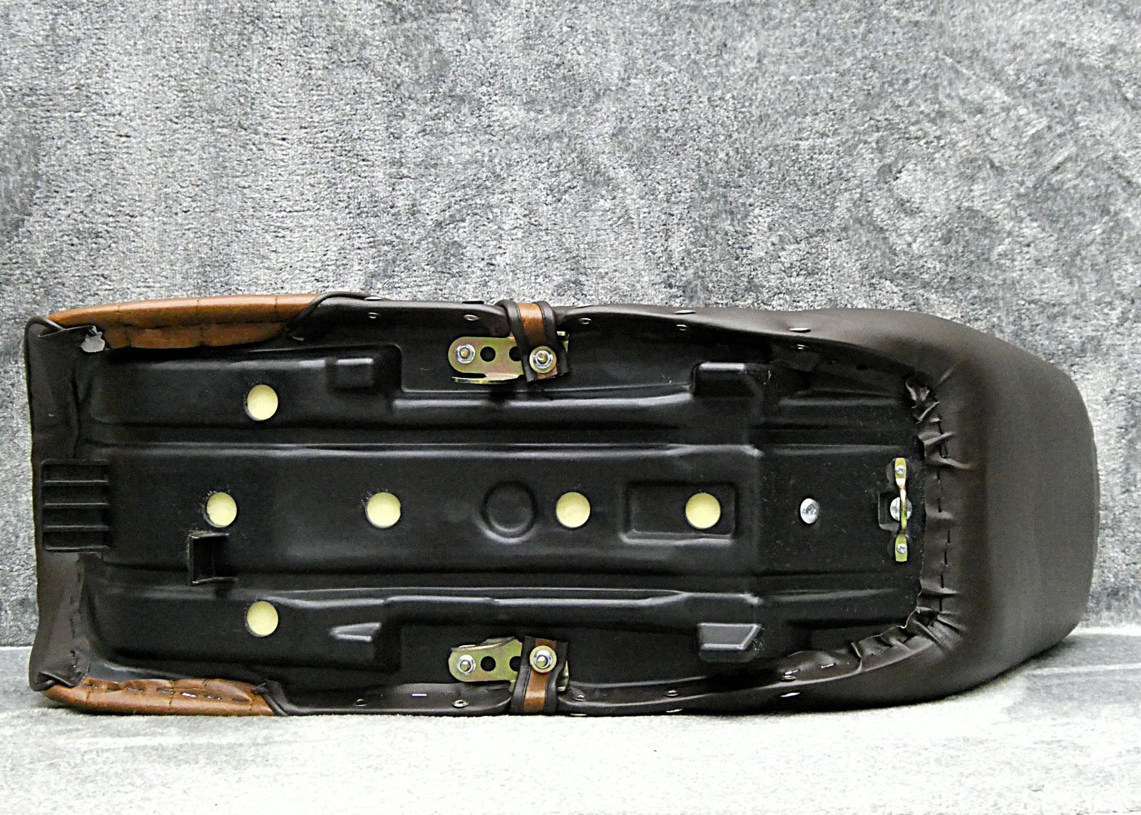 CBR400F 鋲打ち 茶ツートン40cm 三段シート /完成品BROWNブラウンNC17